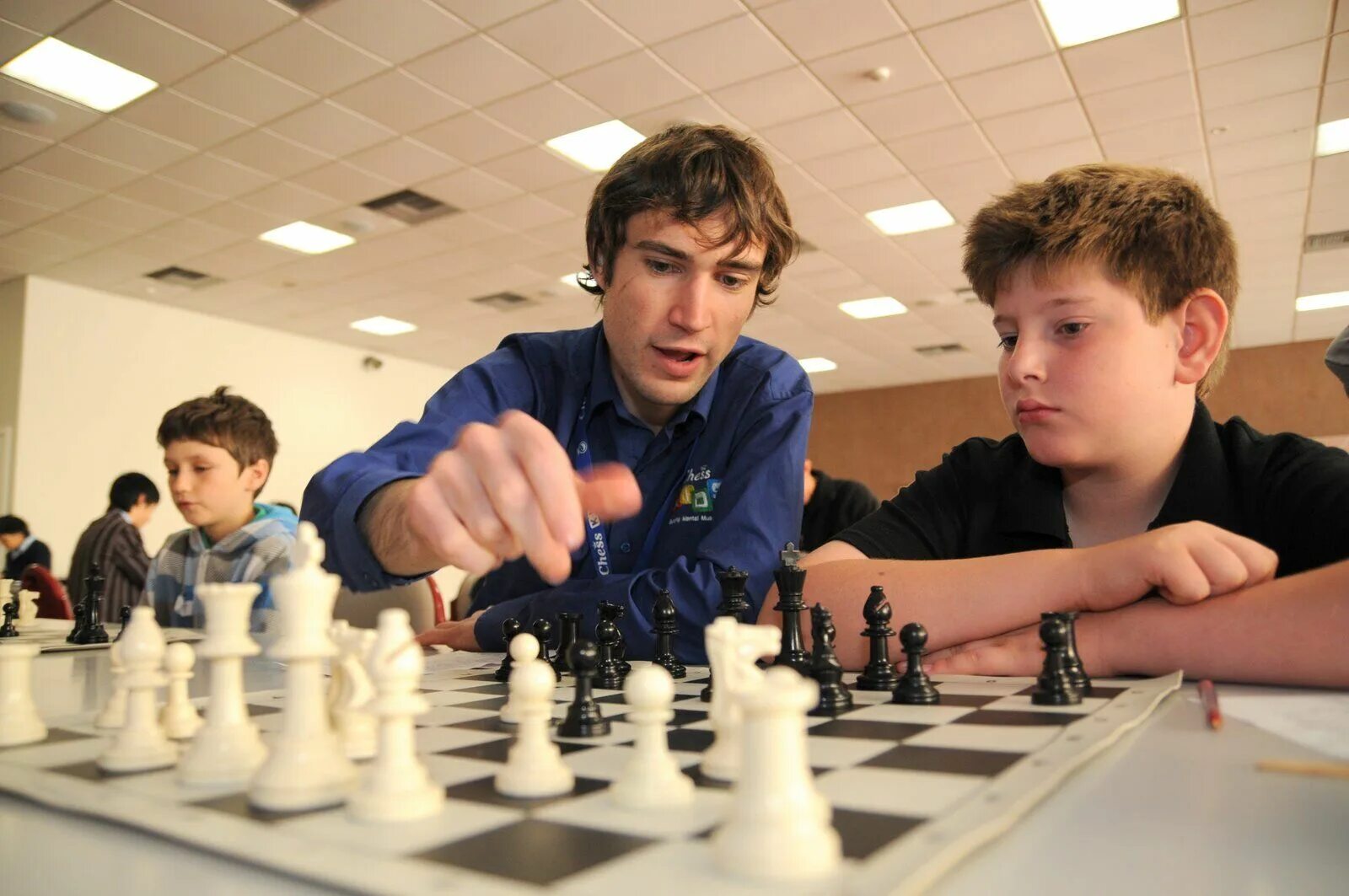 Шахматы для детей. Шахматы "игрок". Дети играют в шахматы. Шахматы люди. Играть в шахматы в шахматном клубе
