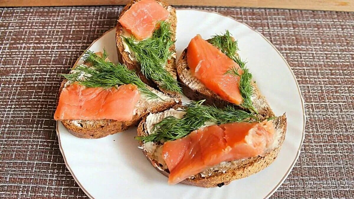 Форель чавыча слабосоленая. Семужный посол красной рыбы по сахалински. Засолка рыбы на бутерброды. Красная рыба горбуша кета. Филе горбуши соленое.