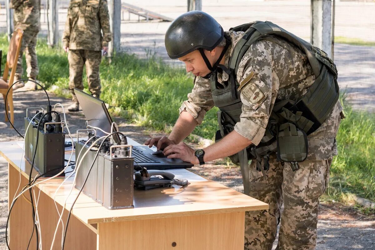 Лучшие военная связь. Военный Связист. Войска связи. Военная связь. Связист в армии.