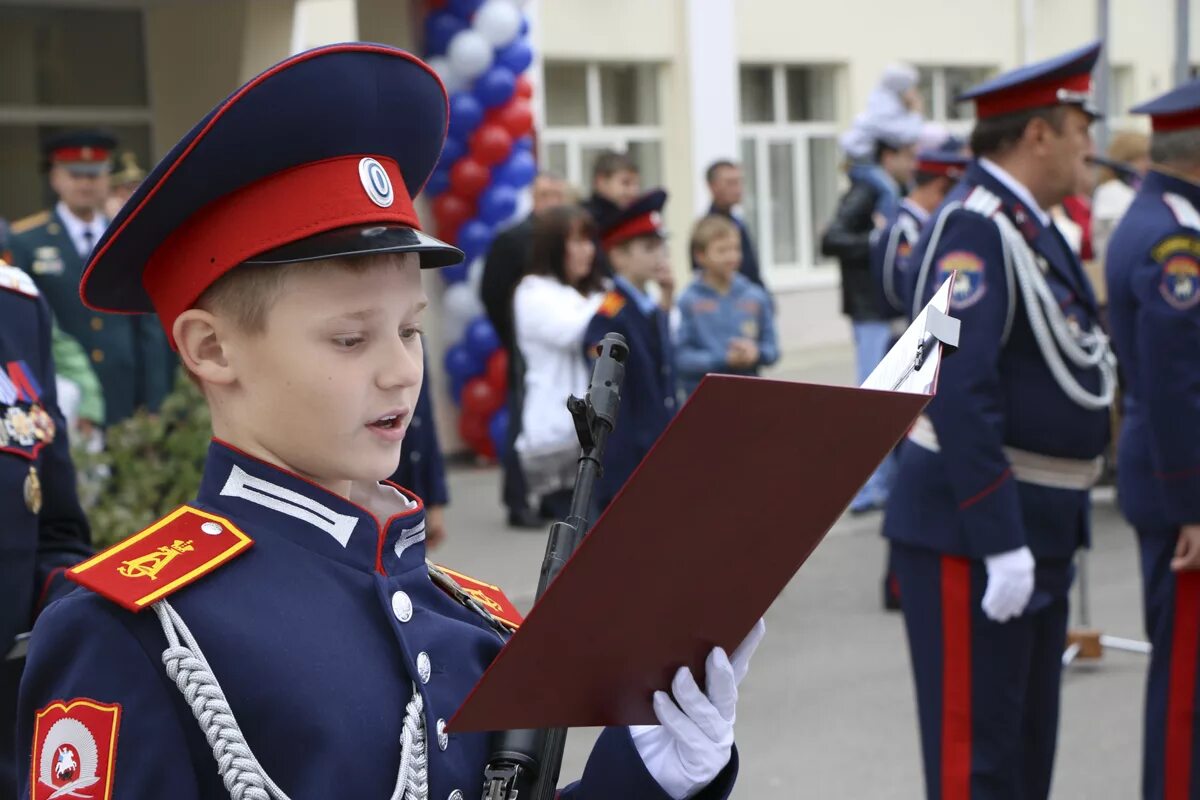 Кадетский корпус для мальчиков с 5 класса. Аксайский кадетский корпус Данилы Ефремова. Кадетский Аксайский кадетский корпус. Кадеты Аксайского кадетского корпуса.