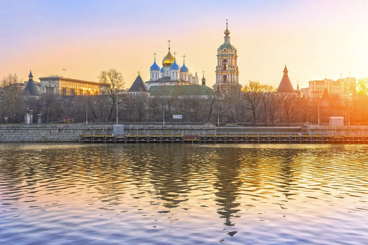 Монастырь на левом берегу. Новоспасский ставропигиальный монастырь. Новоспасский монастырь в Москве. Монастырь на Москве реке Новоспасский. Крутицкий холм Новоспасский монастырь.