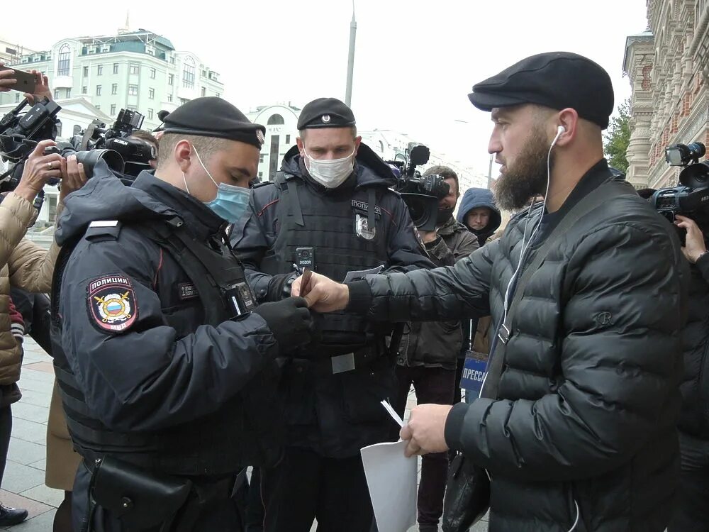 Митинг мусульман. Протесты мусульман в Москве. Мусульманские митинги. Мусульманский протест.