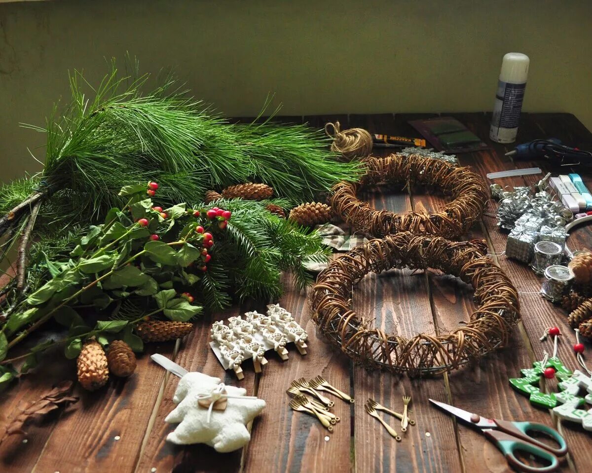 Мастер класс новогодний венок. Новогодние веночки. Венок на дверь. Веночки из веток новогодние. Рождественский венок из шишек.