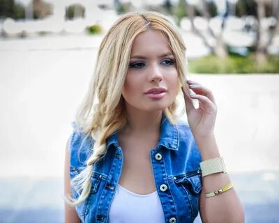 Blondinka