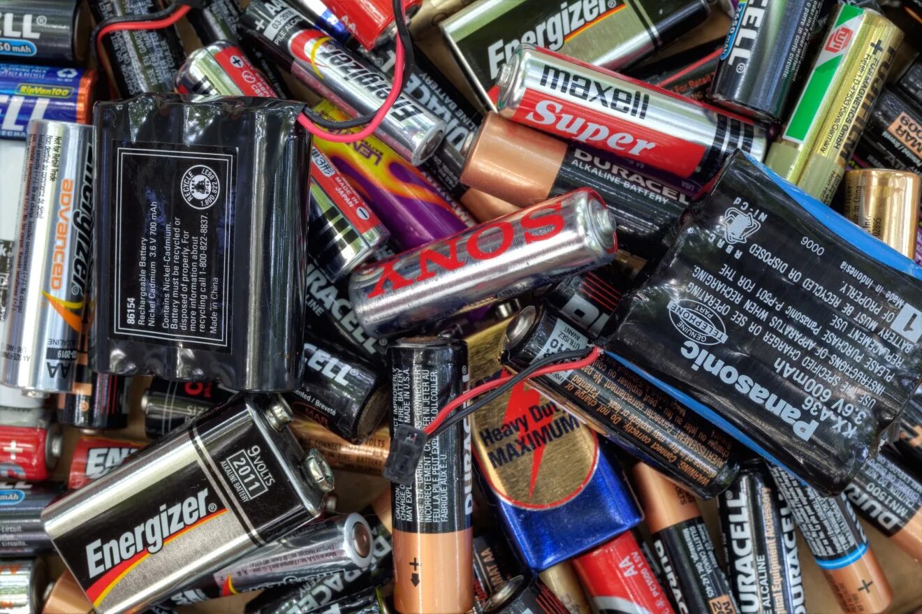 Dead batteries. Types of Batteries. Батарейки стоковое фото. Мертвая батарейка.