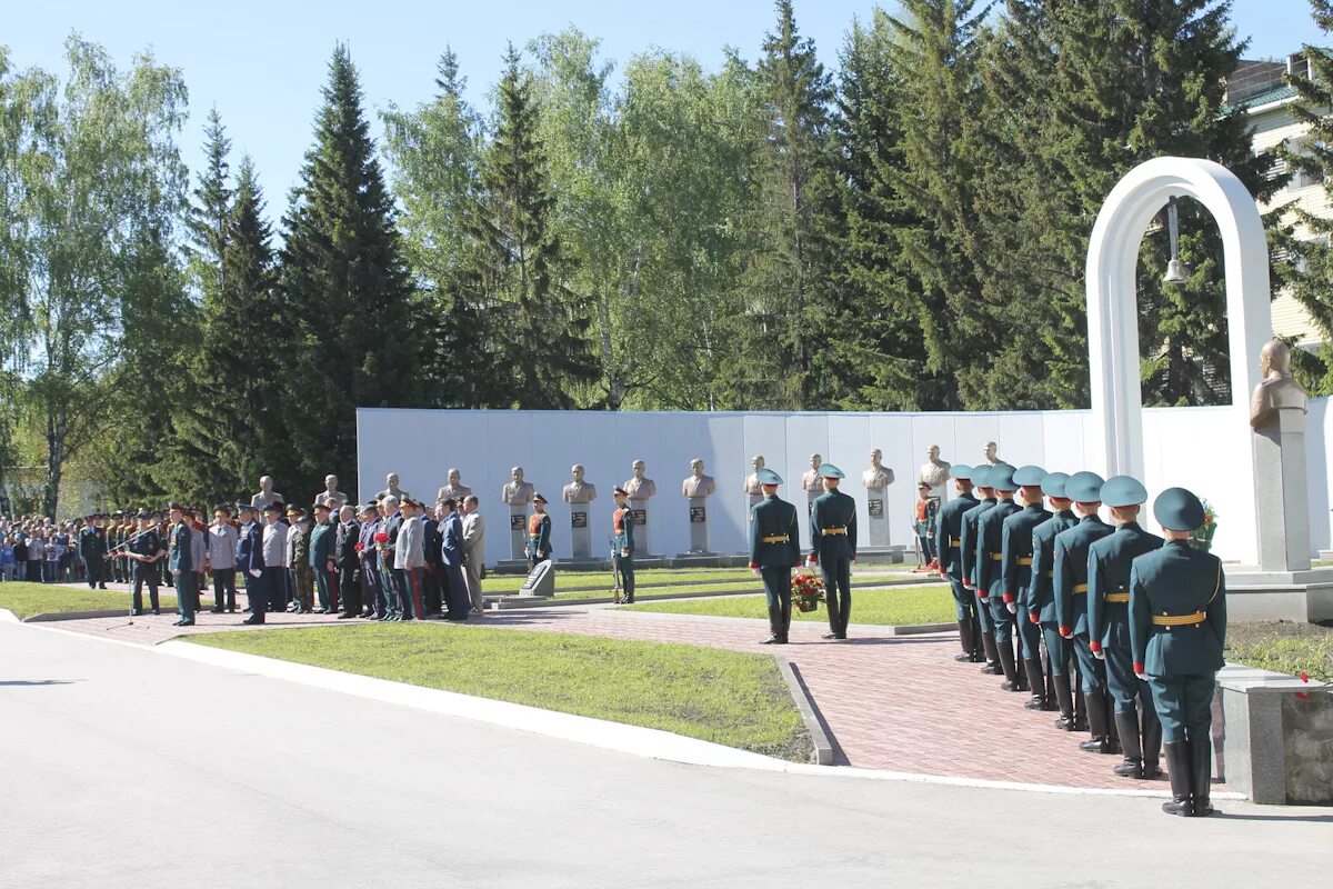 Сайт нввку новосибирское. Академгородок Новосибирск НВВКУ. НВВКУ Новосибирское высшее военное командное училище. Новосибирское высшее военное командное училище здание. Высшее военное училище ордена Жукова Новосибирское.