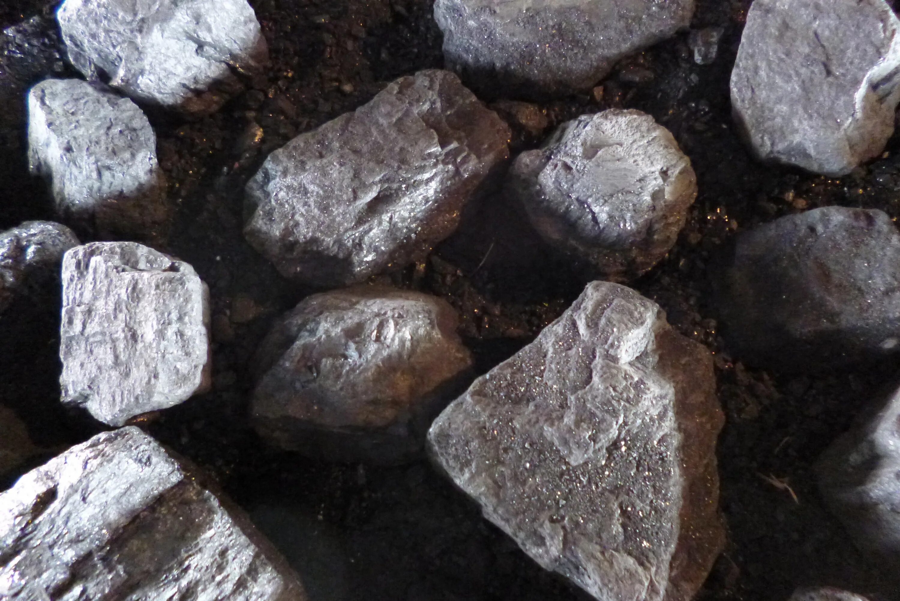Сколько в руде железо. Железные руды. Камни железной руды. Каменная руда. Металлический камень.