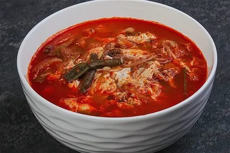 Острый суп красный. Супы азиатской кухни. Суп с томатной пастой и колбасой. Острый суп красный. Острые блюда.