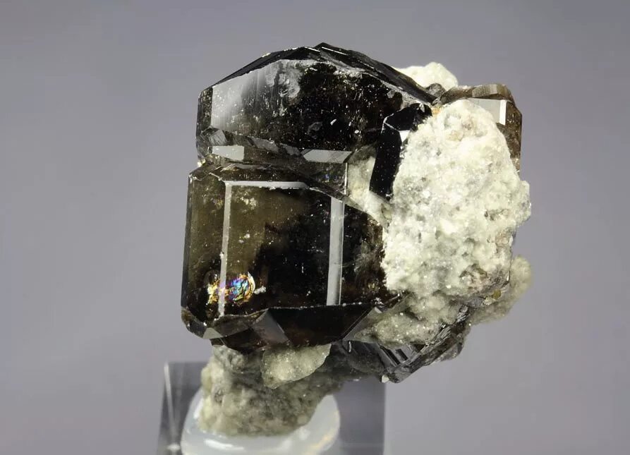 Касситерит минерал. Касситерит оловянный камень. Минерал олова касситерит. Касситерит минерал необработанный.