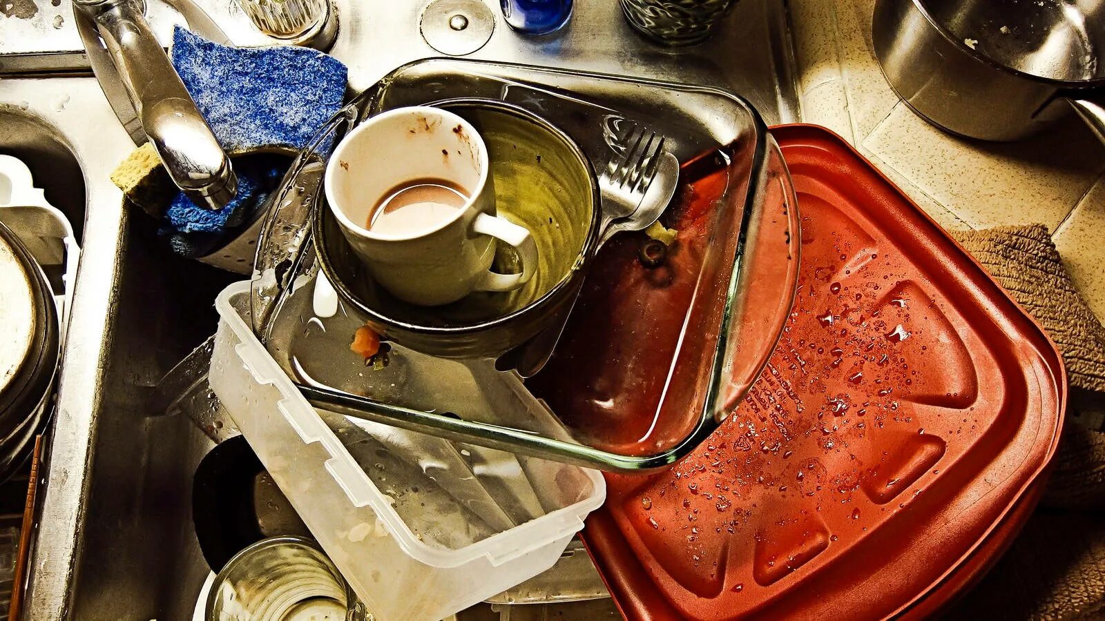 Грязная посуда. Немытая посуда в раковине. Грязная посуда в мойке. Гора грязной посуды.