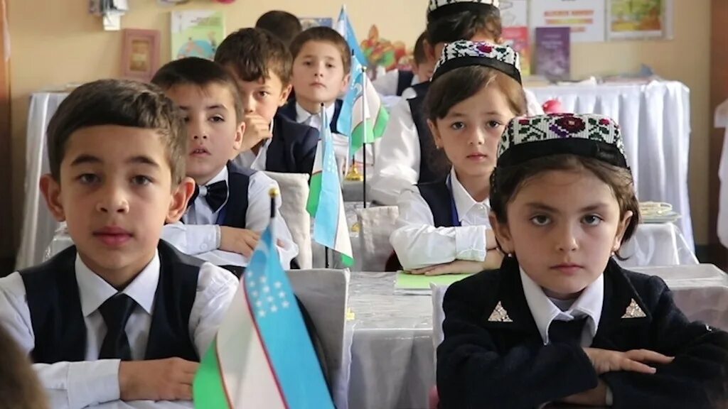 Узбекского школьник. Школьники Узбекистана. Узбекские дети в школе. Образование в Узбекистане. Ученик в школе Узбекистан.