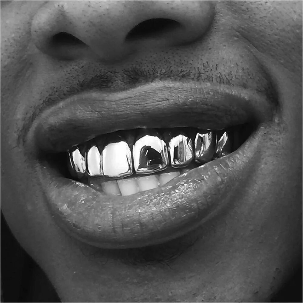 Золотые коронки. Серебряные грилзы с клыками. Золотые коронки. Металлическая коронка. Грилзы на зубы серебряные.