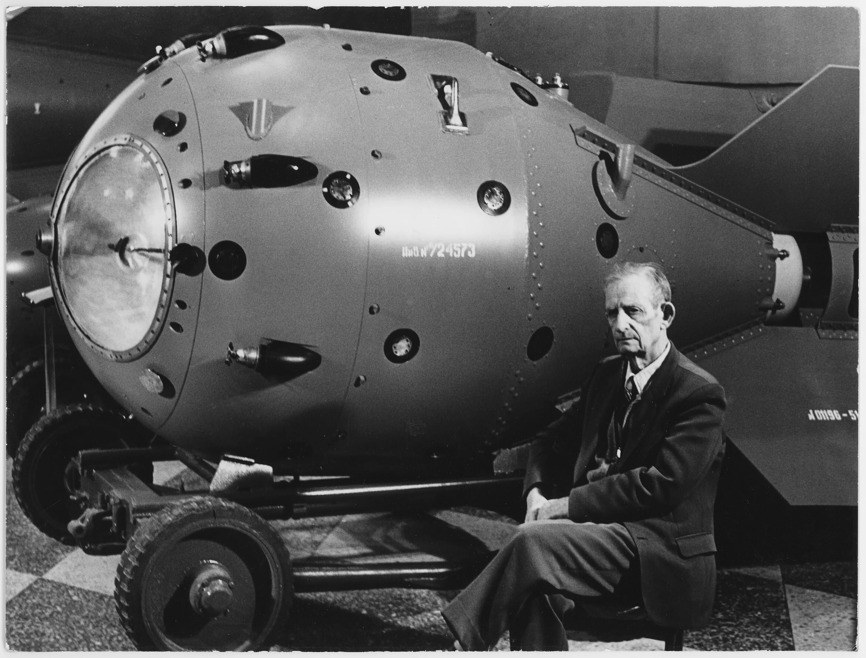 музей ядерного оружия саров. саров арзамас 16 бомба. саров конструкторское бюро. кбс-011т. шкаф металлический wr-22-185-60k.