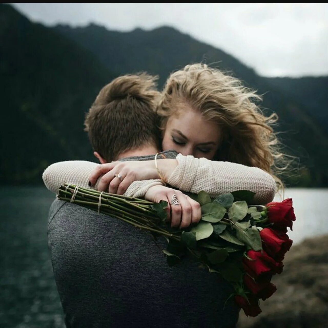 Объятия руки. В чужих объятиях. Чужой ксеноморф и хищник любовь. Ты моё наваждение. Раствориться в нежности.