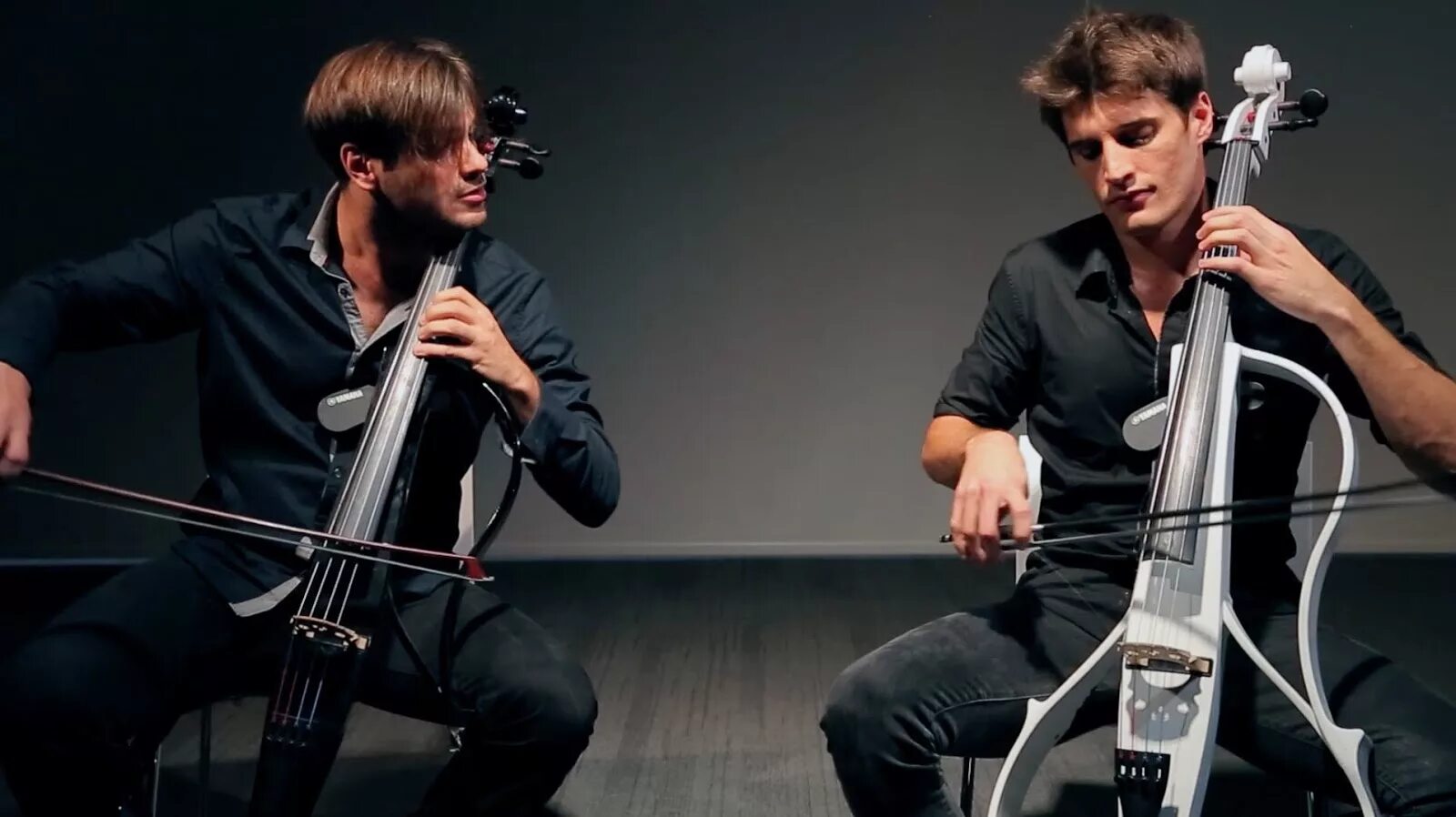 Дуэт виолончелистов. 2cellos. 2 Cellos. 2cellos барабанщик.