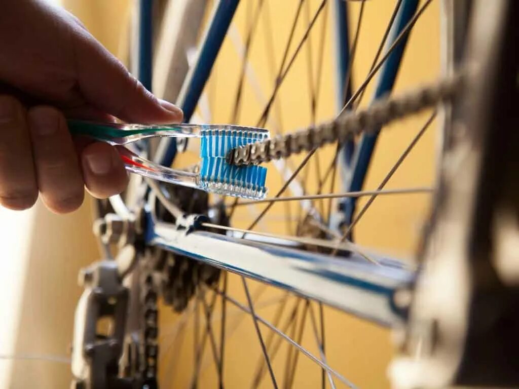Как поменять цепь на велосипеде. Чисткf цепи велосипеда. Чистка велосипедной цепи. Мойка цепи велосипеда. Станок для мытья цепи велосипеда.