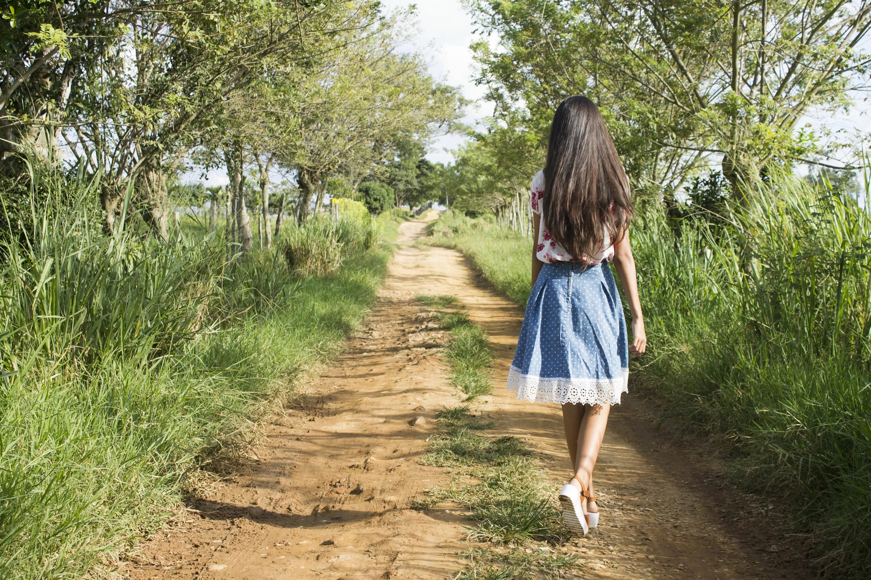 Countryside walks. Девушки летом. Девочка на природе. Девушка гуляет. Девочка гуляет.