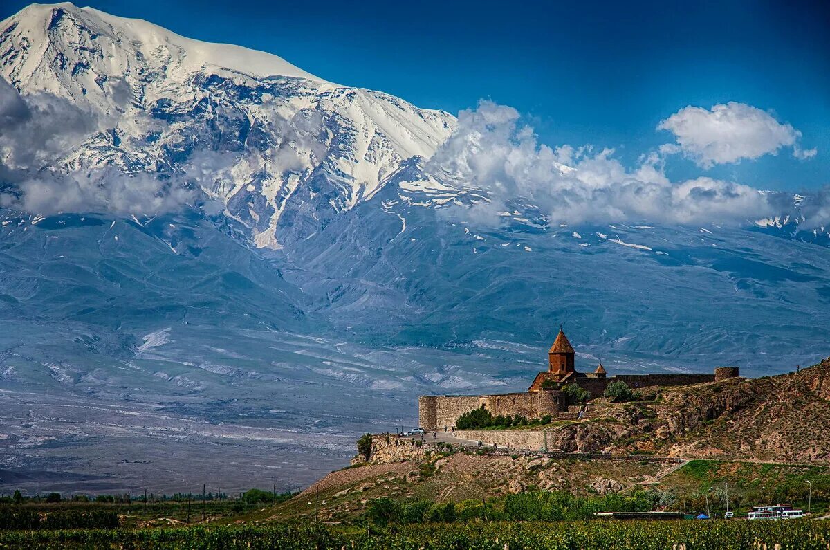 S armenia. Гора Арарат и хор Вирап. Монастырь хор Вирап. Хор Вирап Армения Арарат. Монастырь хор Вирап в Армении.