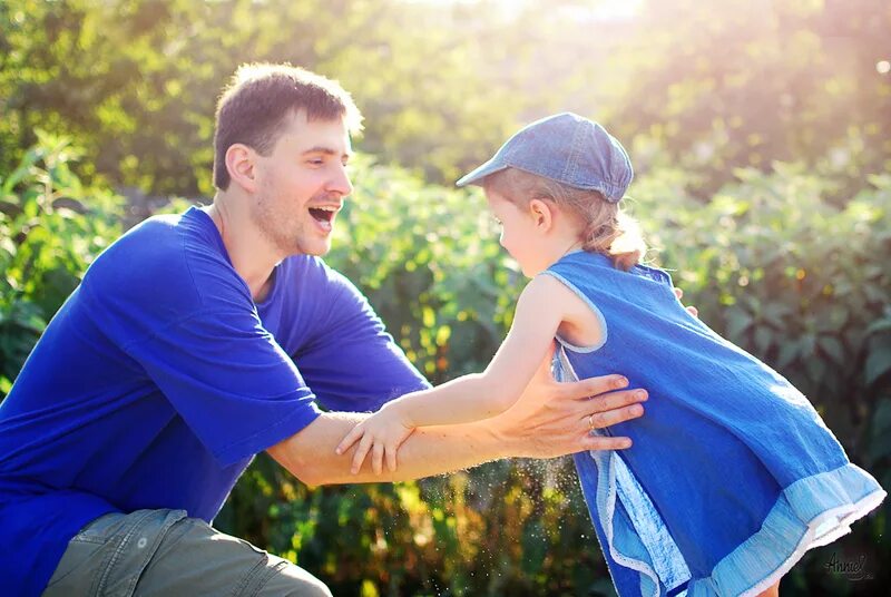 Радость от встречи картинки. Дружеские объятия. Дружеские объятия. Объятия друзей. Парень обнимает девушку.