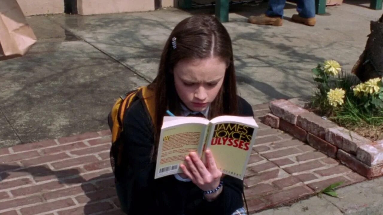 Rory Gilmore books. Девочки Гилмор книги. Rory Gilmore studying.