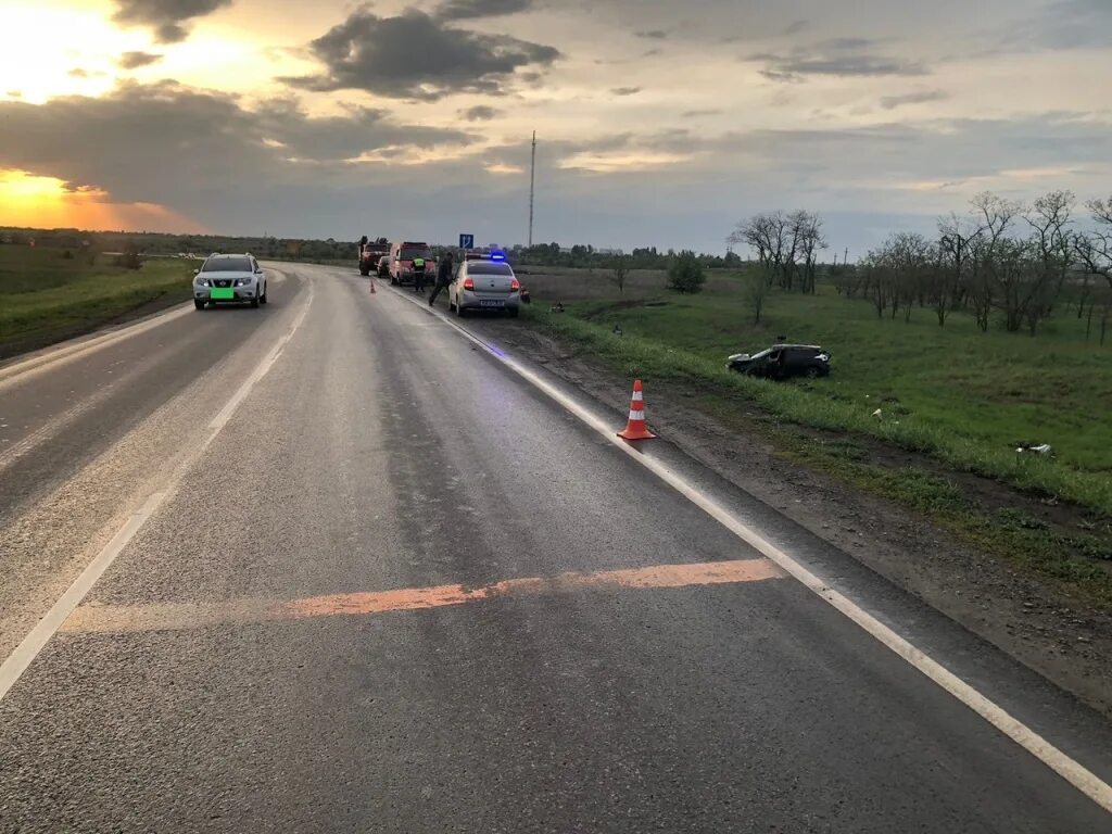 Машины зимовники. ДТП Волгодонск Зимовники. Трасса м6 и м4. Мокрая дорога.