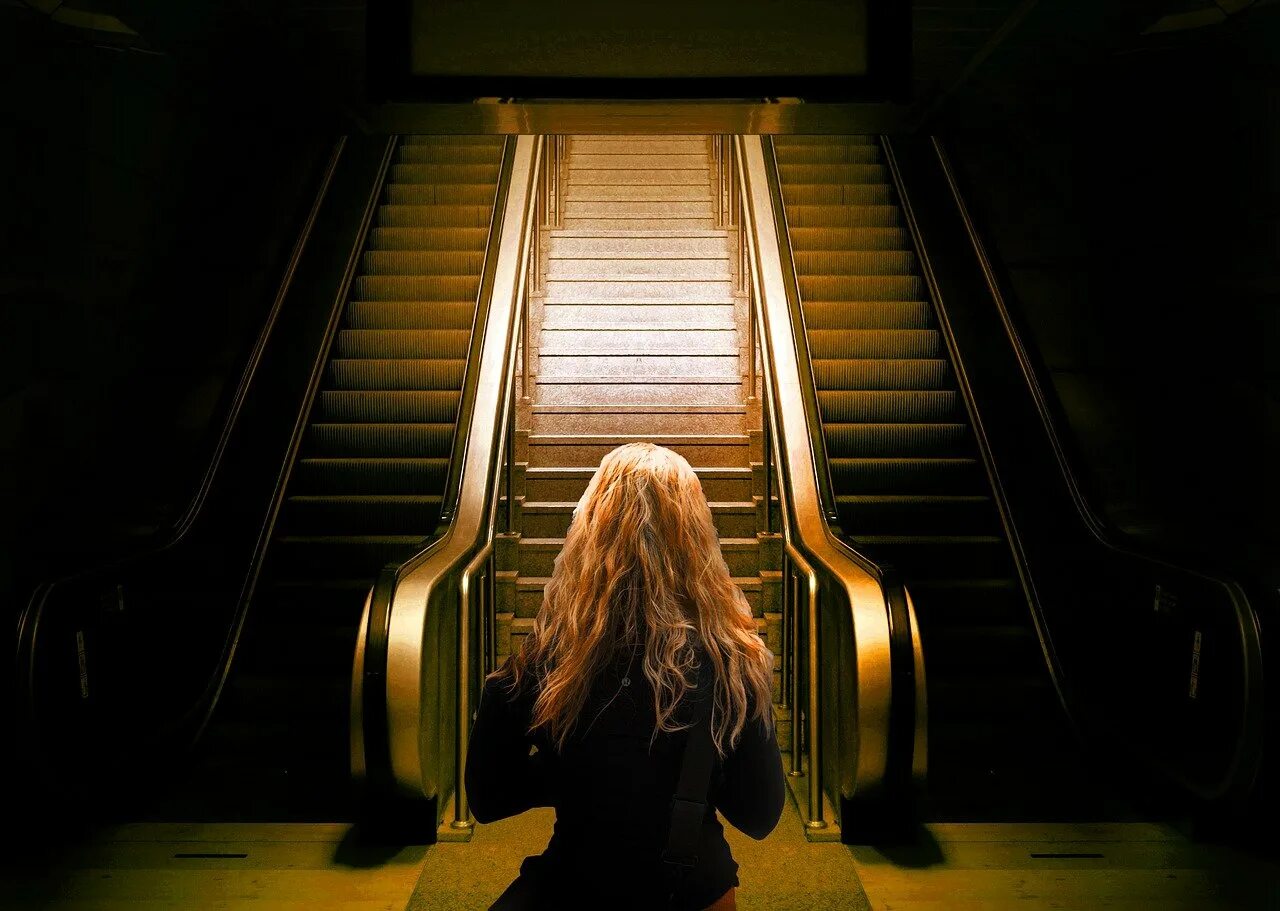 Девушка поднимается по лестнице. Женщина на лестнице. Девушка по ступенькам. Девочка поднимается по лестнице. Бабу на лестнице.