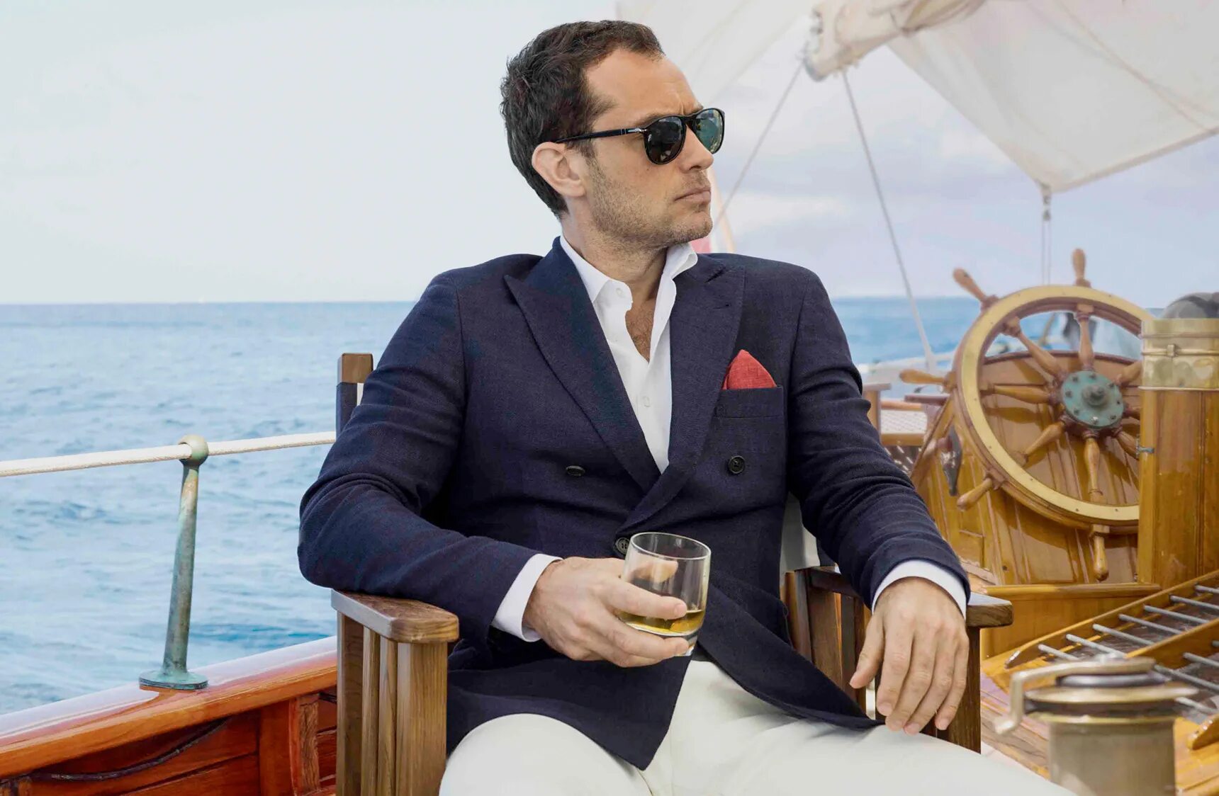 судьбы миллионеров. богатый человек. сын миллиардера 2016. джуд лоу пари на яхте. успешный мужчина.