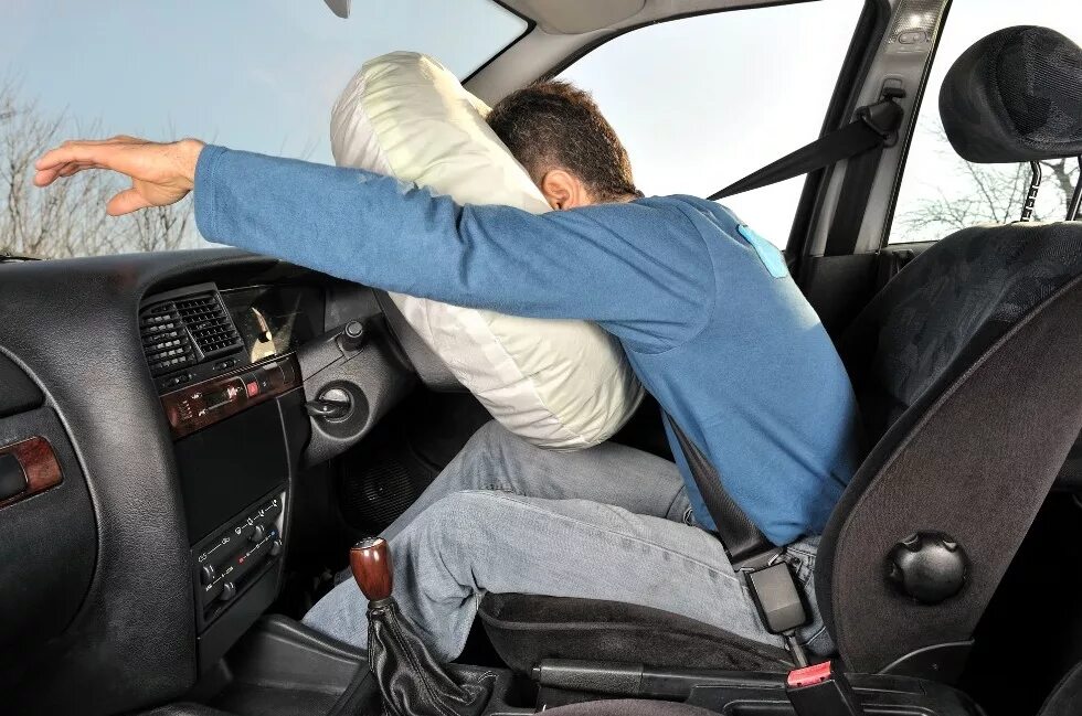 Ремнями безопасности должны быть оборудованы. Подушки безопасности в автомобиле. Сработавшая подушка безопасности. Срабатывание подушек безопасности. Подушка безопасности в ремне безопасности.