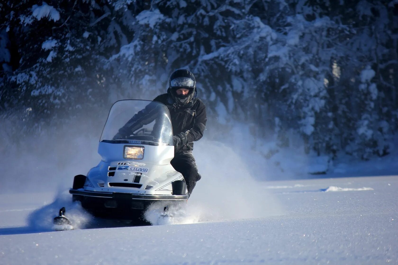 снегоход. фото со снегоходом. снегоход зимой. снегоход. снегоход в горах.