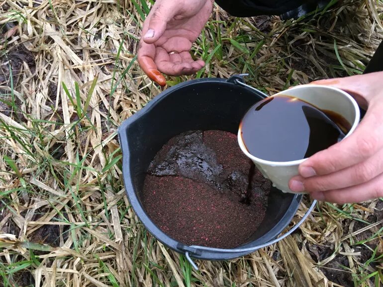 Замешивание прикормки. Замешивание фидерной прикормки. Наливаем мелассу в прикормку. Замес прикормки на карпа. Меласса для рыбалки лещ на фидер.