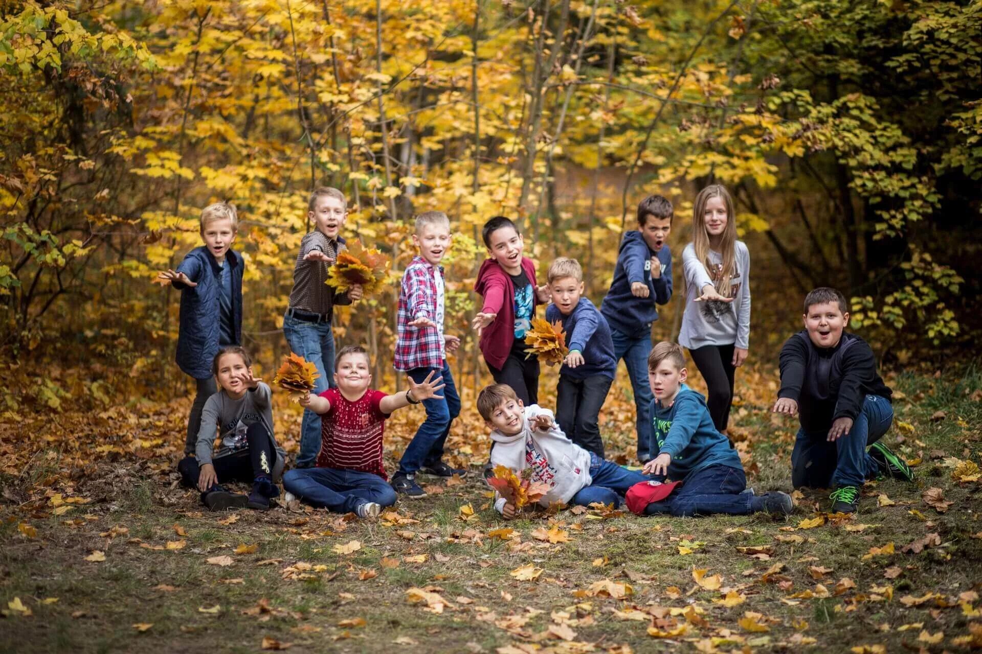 Группа осенний. Осенняя фотосессия класса на природе. Фотосессия группы детей на природе. Фотосессия класса на природе осенью. Осенняя фотосессия школьников.