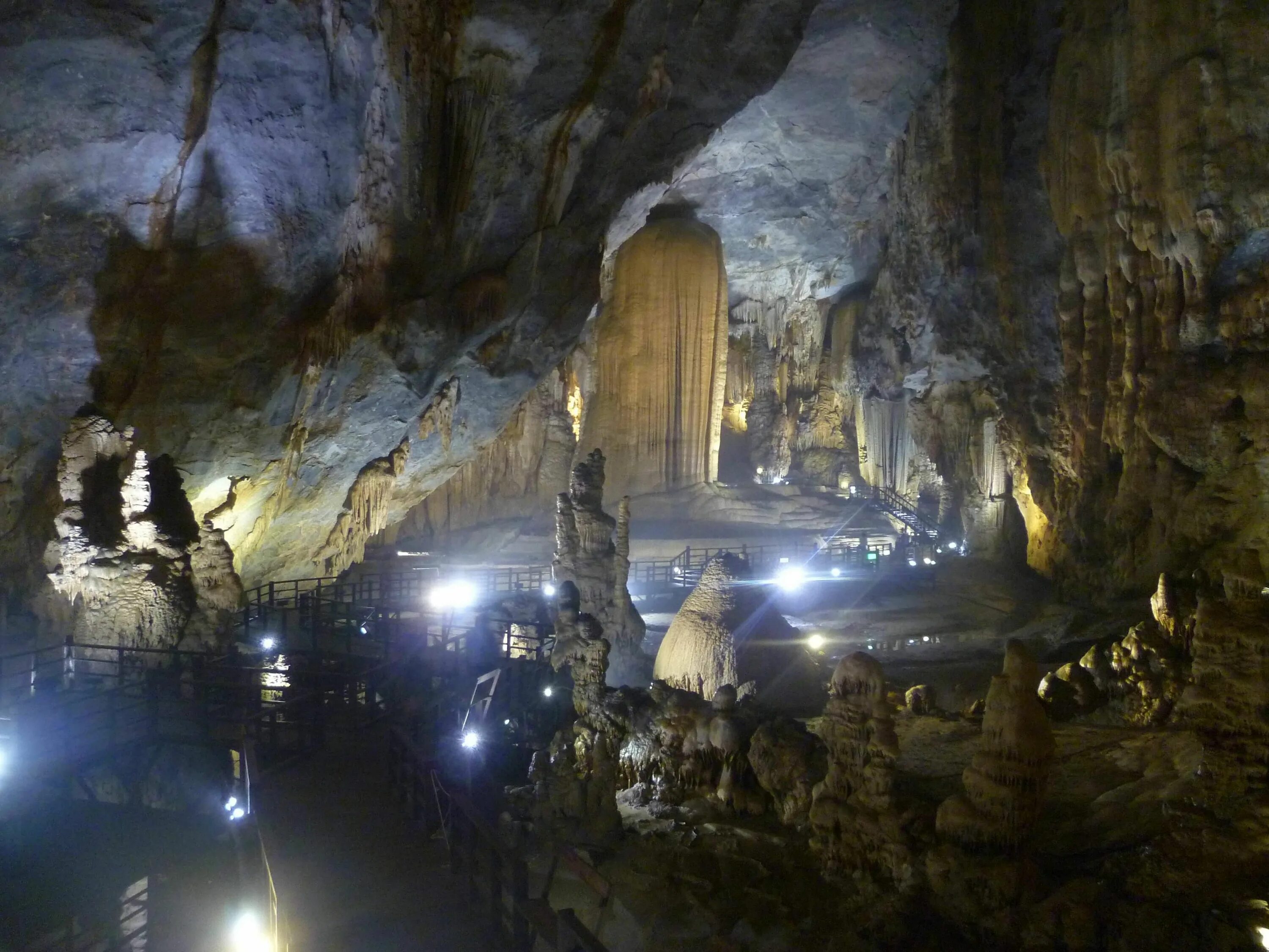 Caves adventures. Пещера Парадайз Вьетнам. Райская пещера Вьетнам. Чанг рай в пещере. Кафе под названием Adventurers Cave.