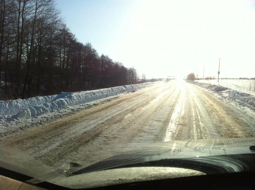 Снег весной на дороге. Трасса зимой. Вид с дороги зимой. Зимняя дорога из окна автомобиля. Машина на зимней дороге.
