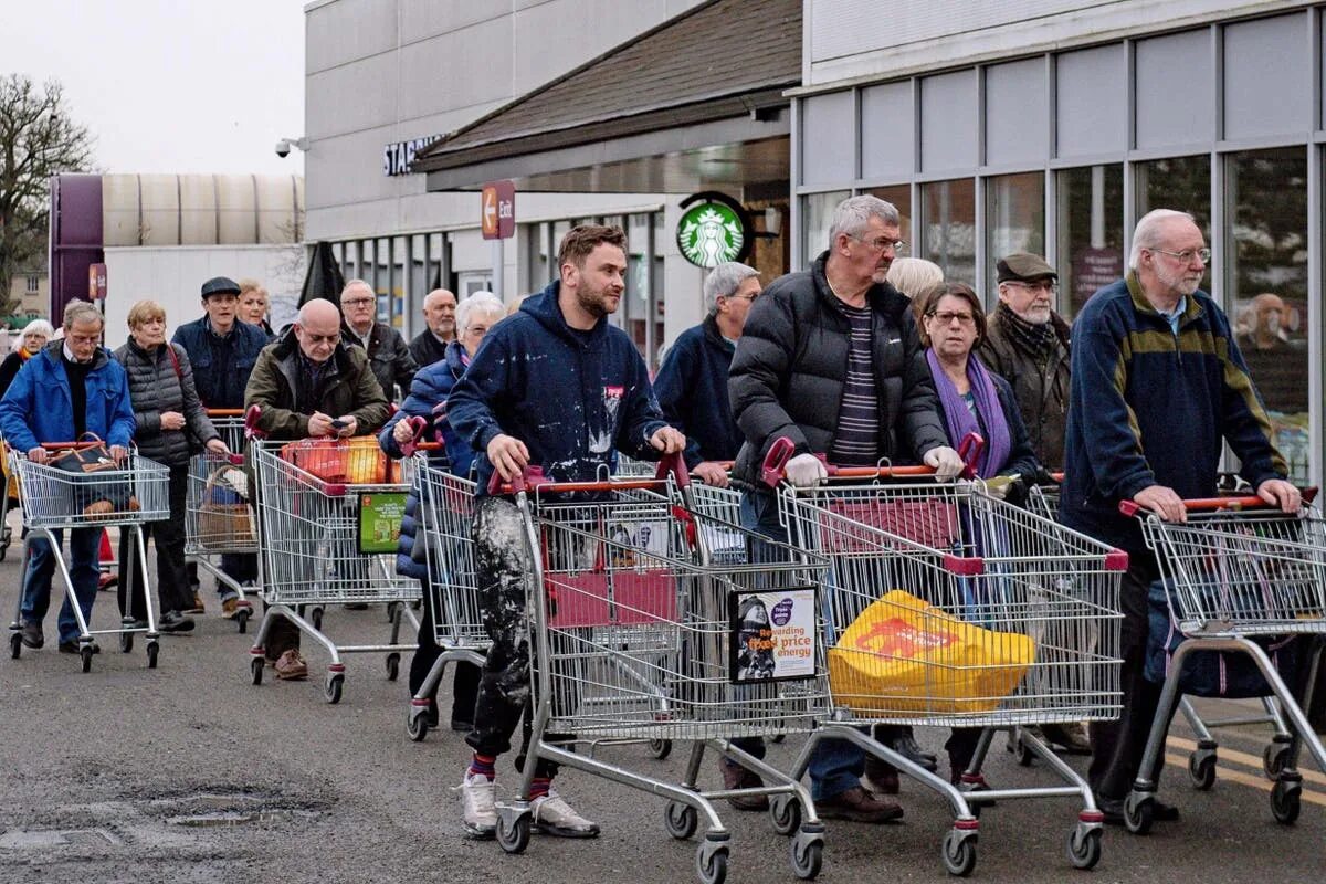 Ажиотаж в магазинах. Покупатель фото. Очередь в супермаркете. Shopping queue. Магазин продукты.