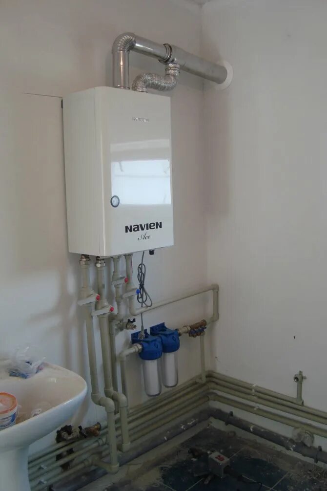 Разводка отопления от котла. Как правильно установить настенных газовых котлов. Настенный газовый котел в деревянном доме. Монтаж газового котла отопления. Настенный газовый котел в частном доме.