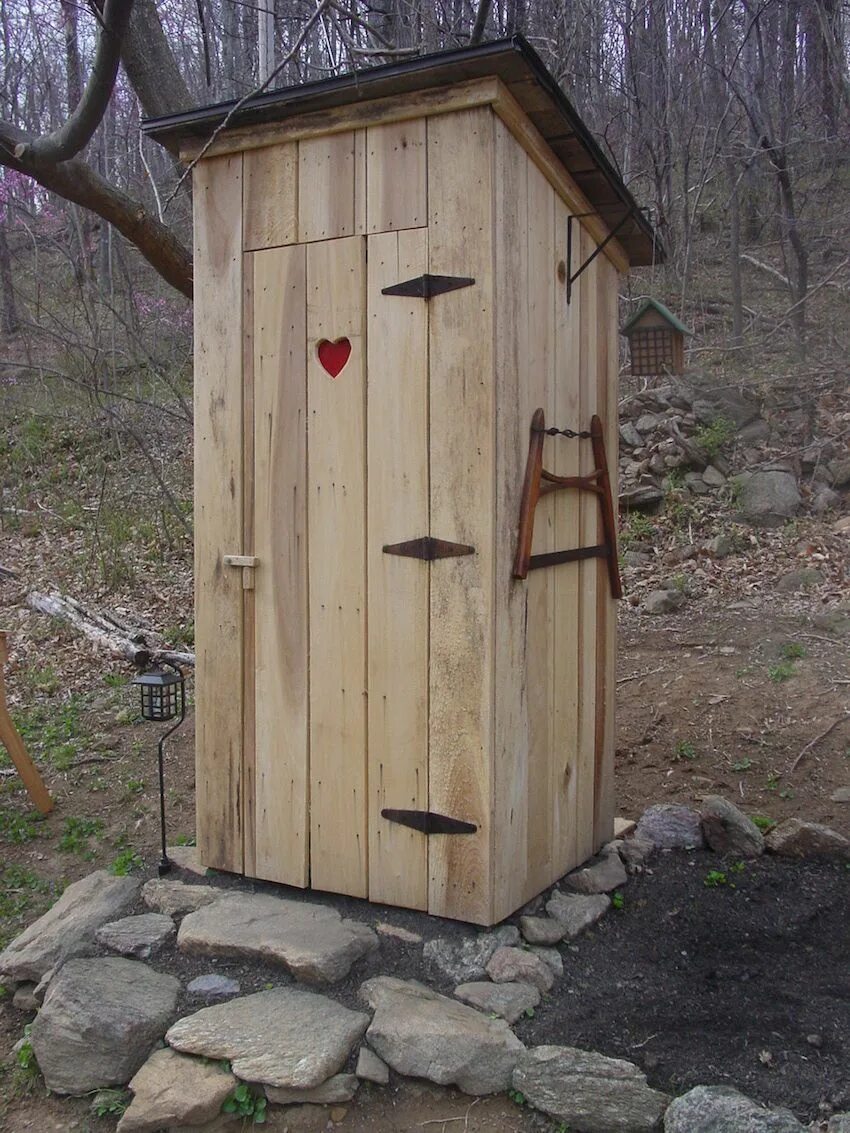 Туалет дачный. Деревянный туалет. Садовый туалет деревянный. Туалет деревянный для дачи.
