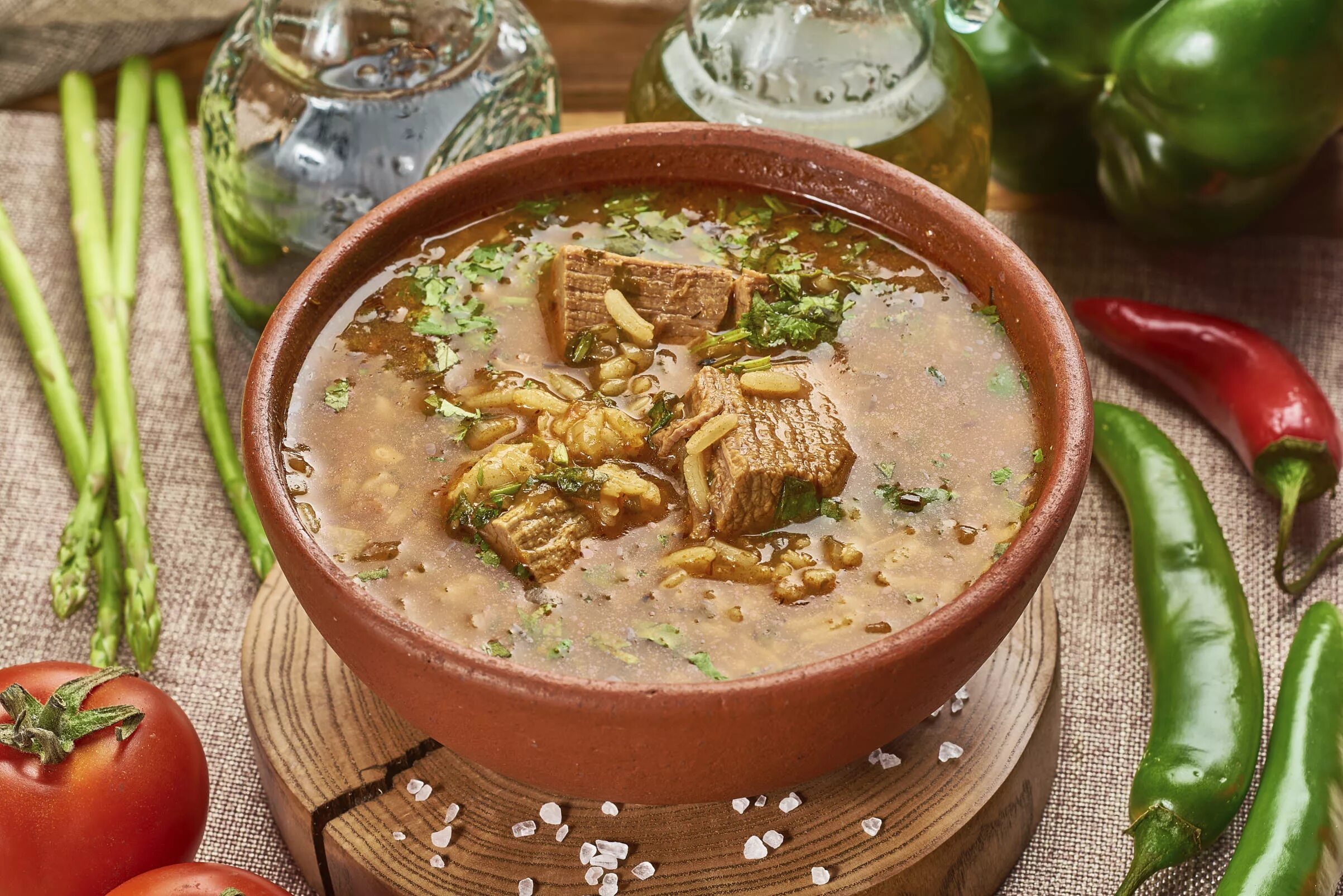 Супы рецепты с фото. Харчо по-грузински. Грузинская кухня суп харчо. Суп харчо с говядиной. Суп татариахни.