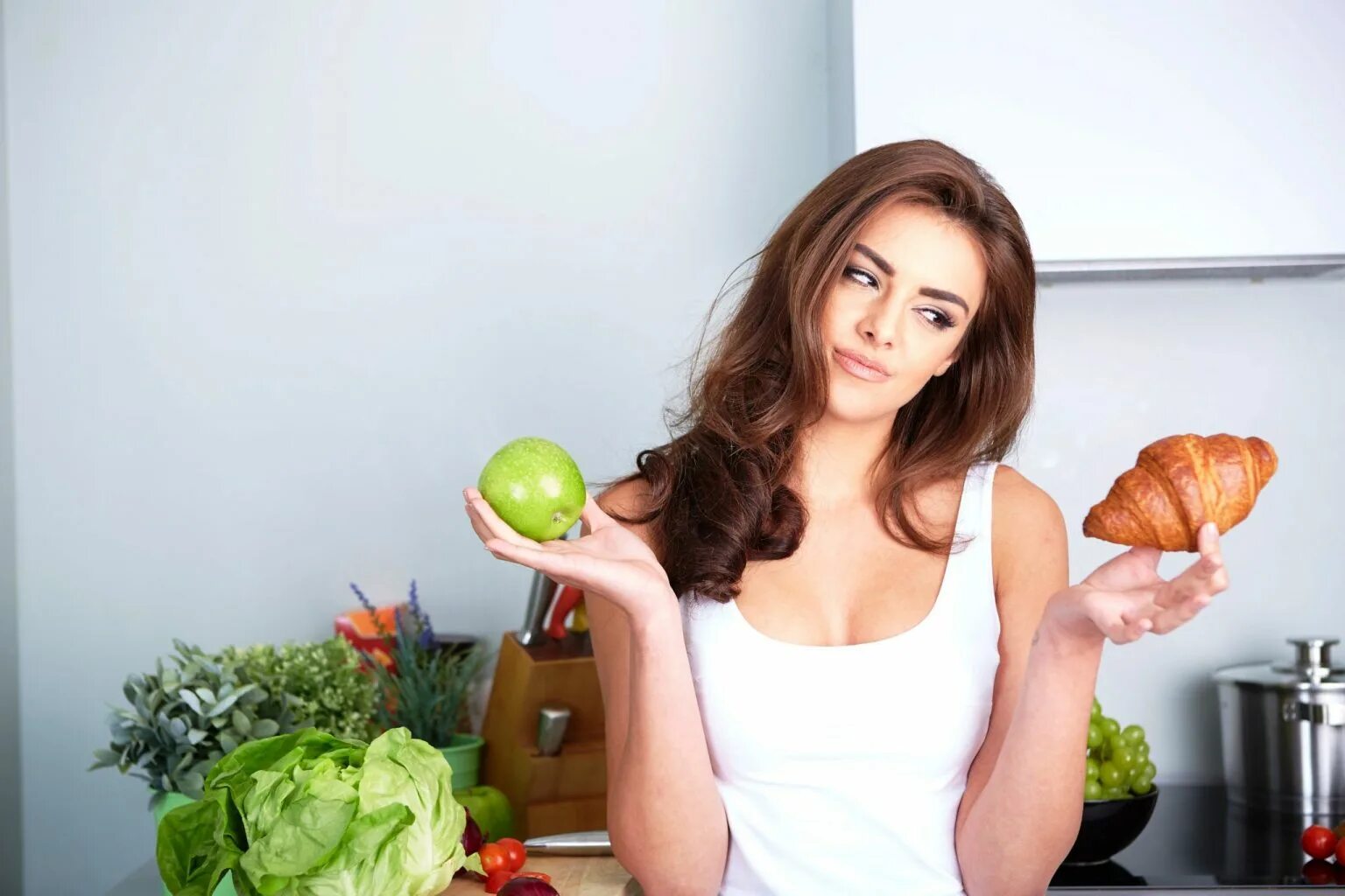 Красивая здоровая женщина. Марафон стройности. Еда на женщине. Стройная фигура. Стройность.