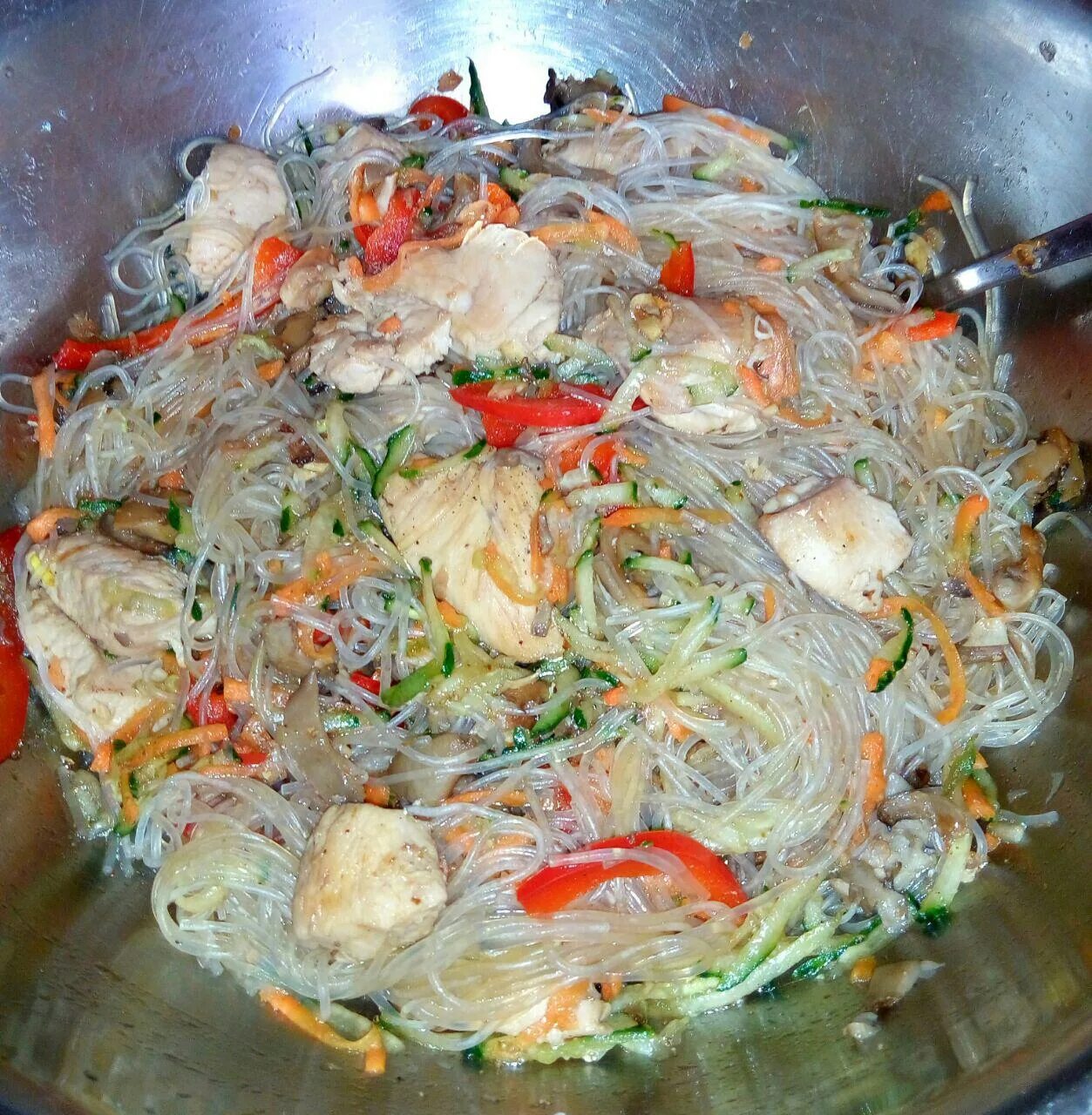 Готовим фунчозу с курицей и овощами рецепт. Фунчоза. фунчоза с курой. фунчоза с курицей и овощами. фунчоза с куриной грудкой.