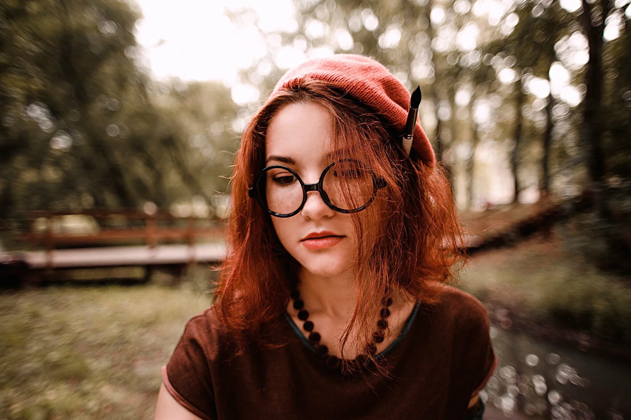 Рыжая девочка в очках. Рыжая в очках. Рыжая в очках. Девушка с веснушками. Рыжая в очках.