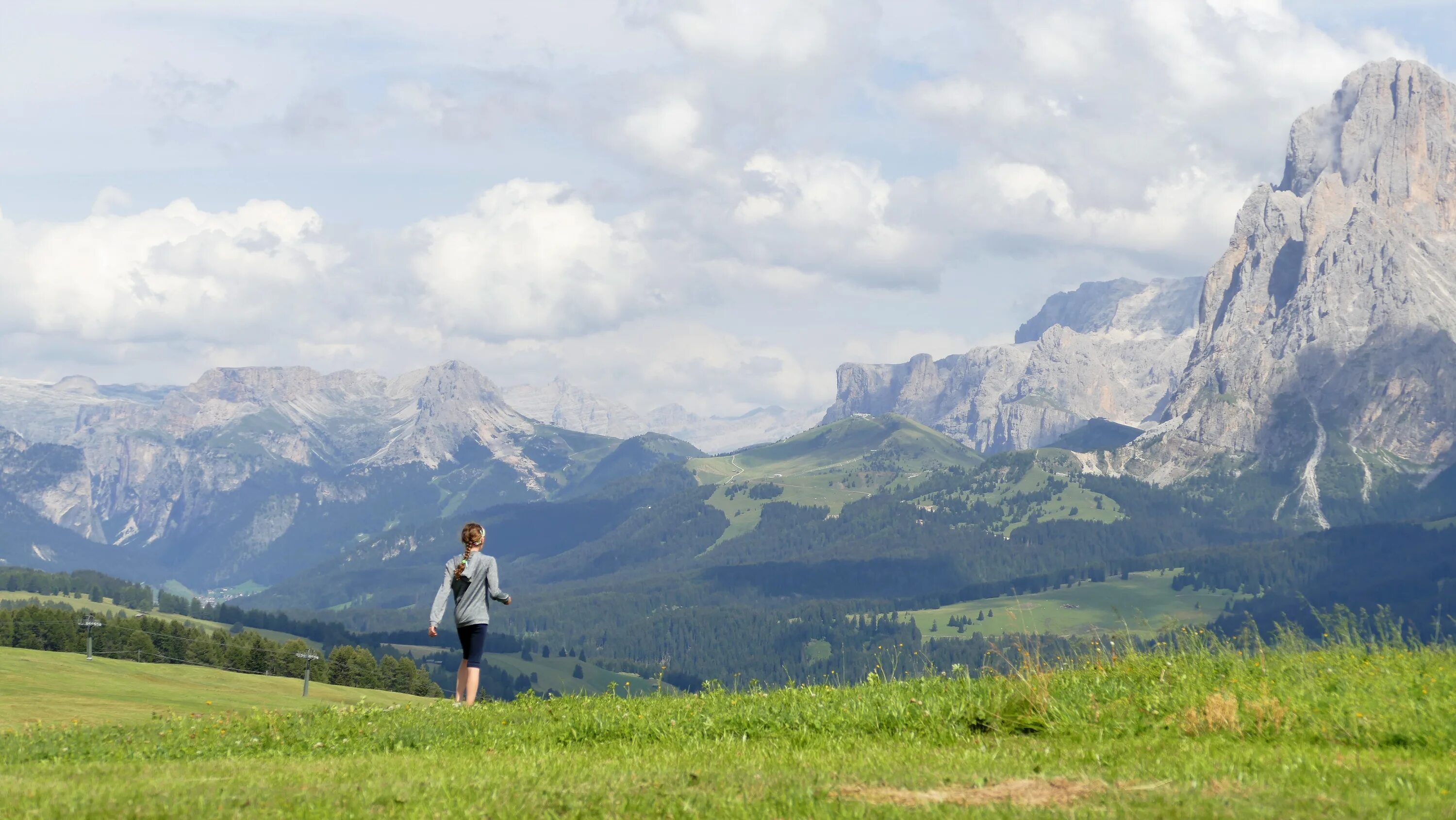 Mountain child. Горы для детей. Горы фото для детей. Природа горы для детей. Луг в горах с людьми.