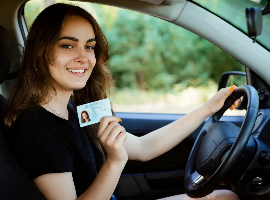 Новые правила в автошколе. Девушка с водительскими правами. Девушка автошкола.