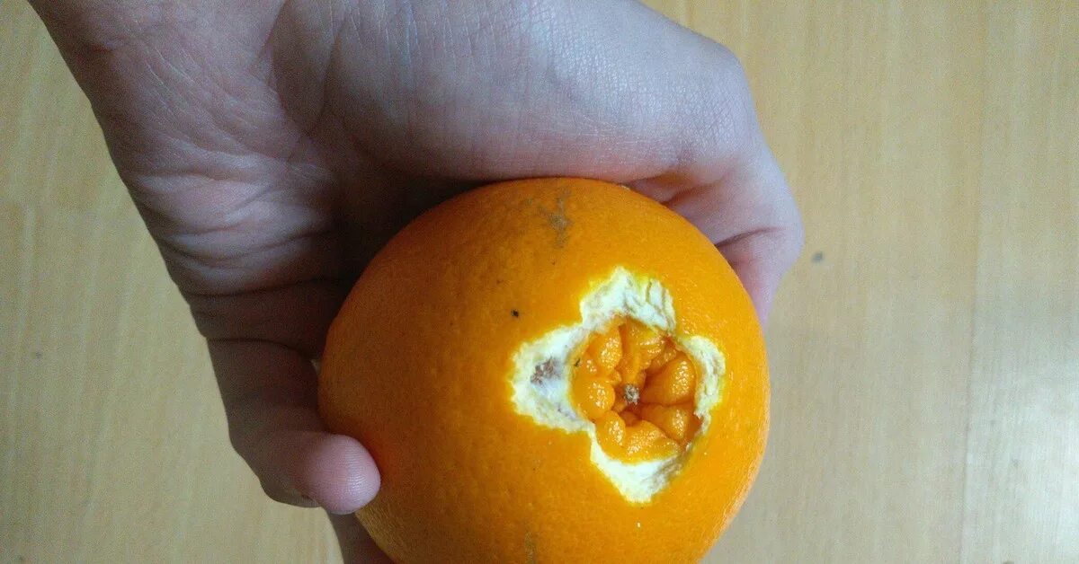 Мандарины при беременности. Пупочные апельсины. Апельсин с дыркой. Апельсины с пупком.