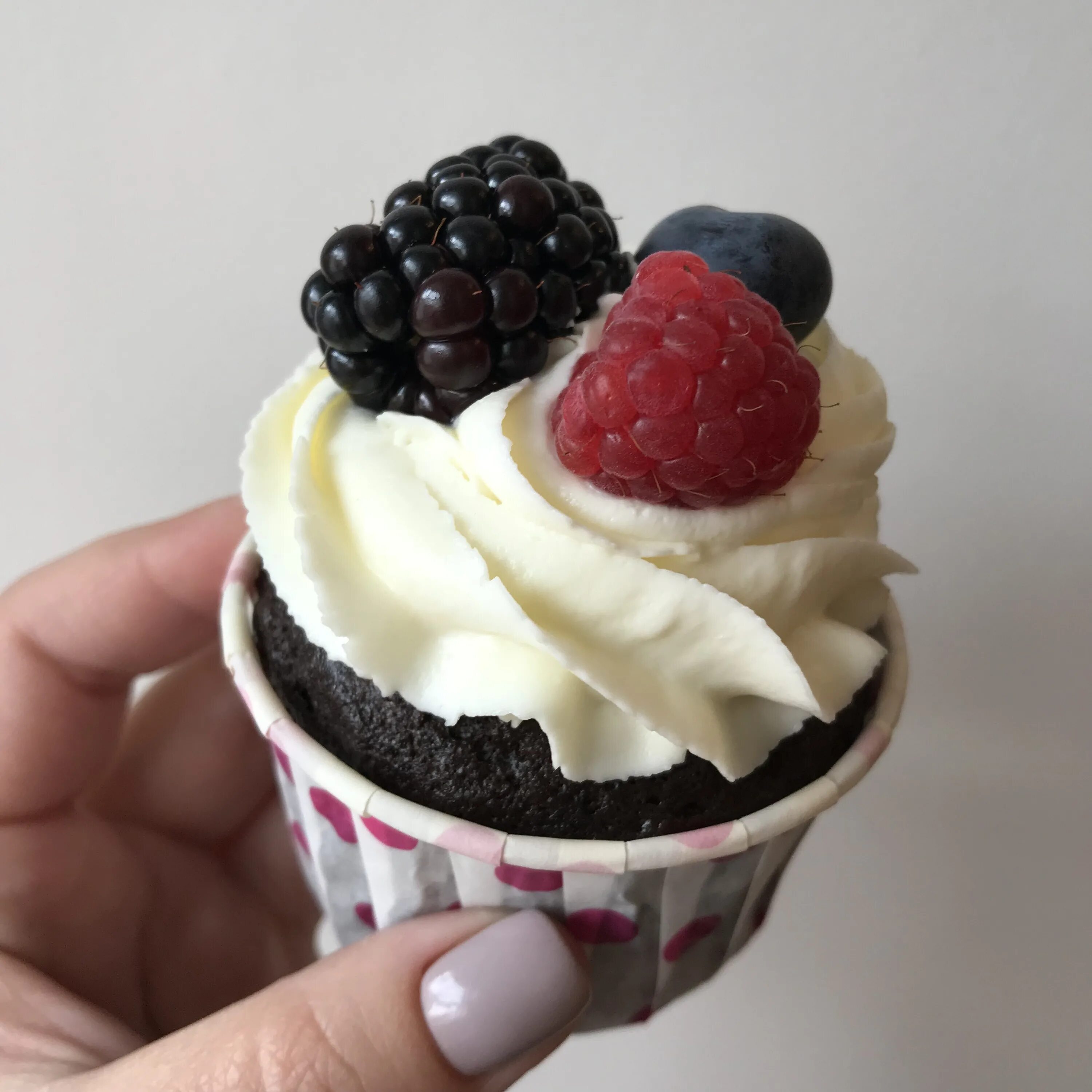 кекс с клубничным вареньем. украшение капкейков. капкейк в разрезе с начинкой. капкейки с кремом чиз. конфитюр для капкейков.