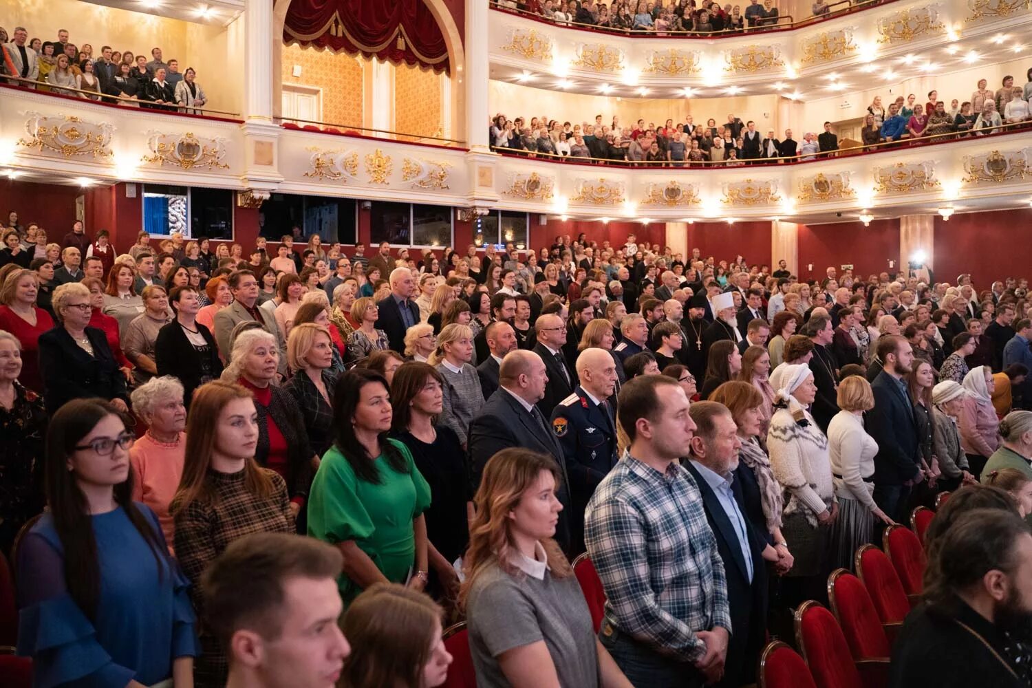 ансамбль в опере. концерты в самаре 2022. театр оперы и балета рождественский концерт фото. оперный театр рождественский концерт. оперный театр рождественский концерт.