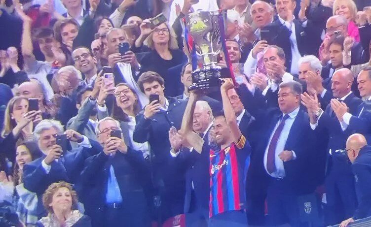 Фанатки на концерте. Писатель раздает автографы. Толпа поклонников. Толпа поклонниц. Поклонницы на концерте.