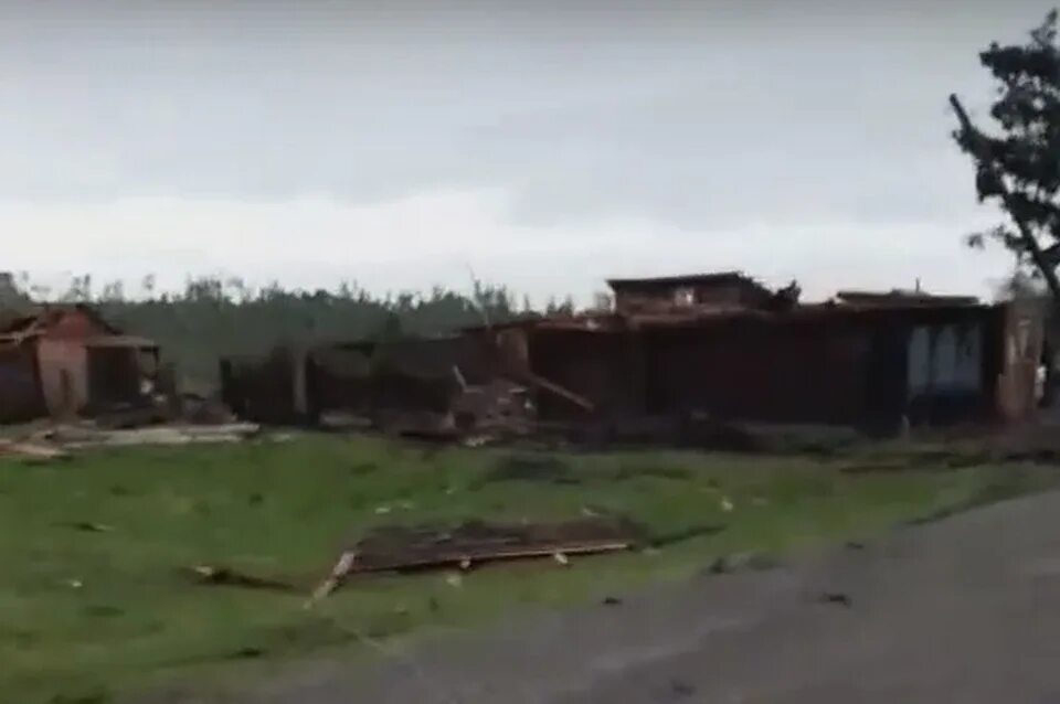 Смерч в поселке. Ураган в Константиновке Мариинского района. Ураган в Кемеровской области. Ураган в Мариинске. Ураган в деревне Малое Песьяное.