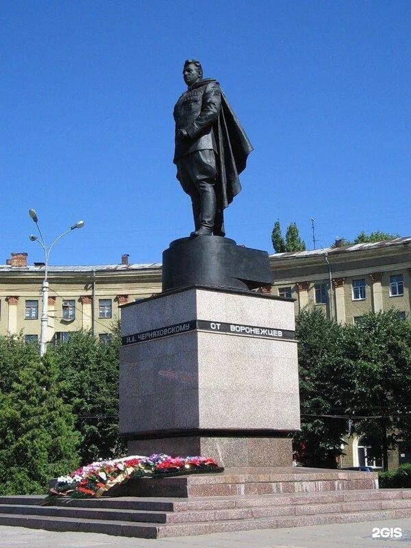 Памятник черняховскому. Томский памятник черняховскому. Памятник генералу черняховскому. Памятник черняховскому. Генерала черняховского воронеж.