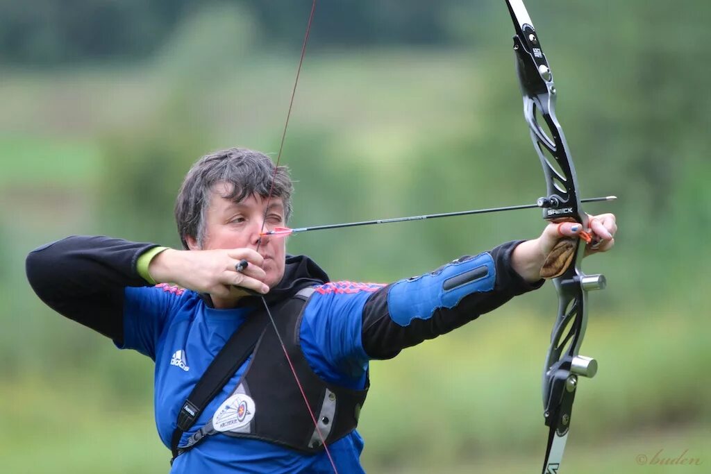 Лучник совершает 2 выстрела. Лучный тир. Стрельба из лука. Правильная стрельба из лука. Хват тетивы при стрельбе из лука.