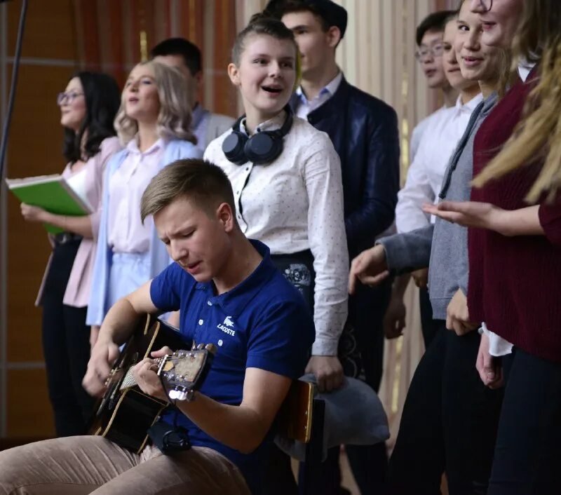 Последний звонок 2014. Лицее с профильными классами. Выступление 9 класса. Выступает 9 класс. Мкоу сош образовательный центр г зуевка.